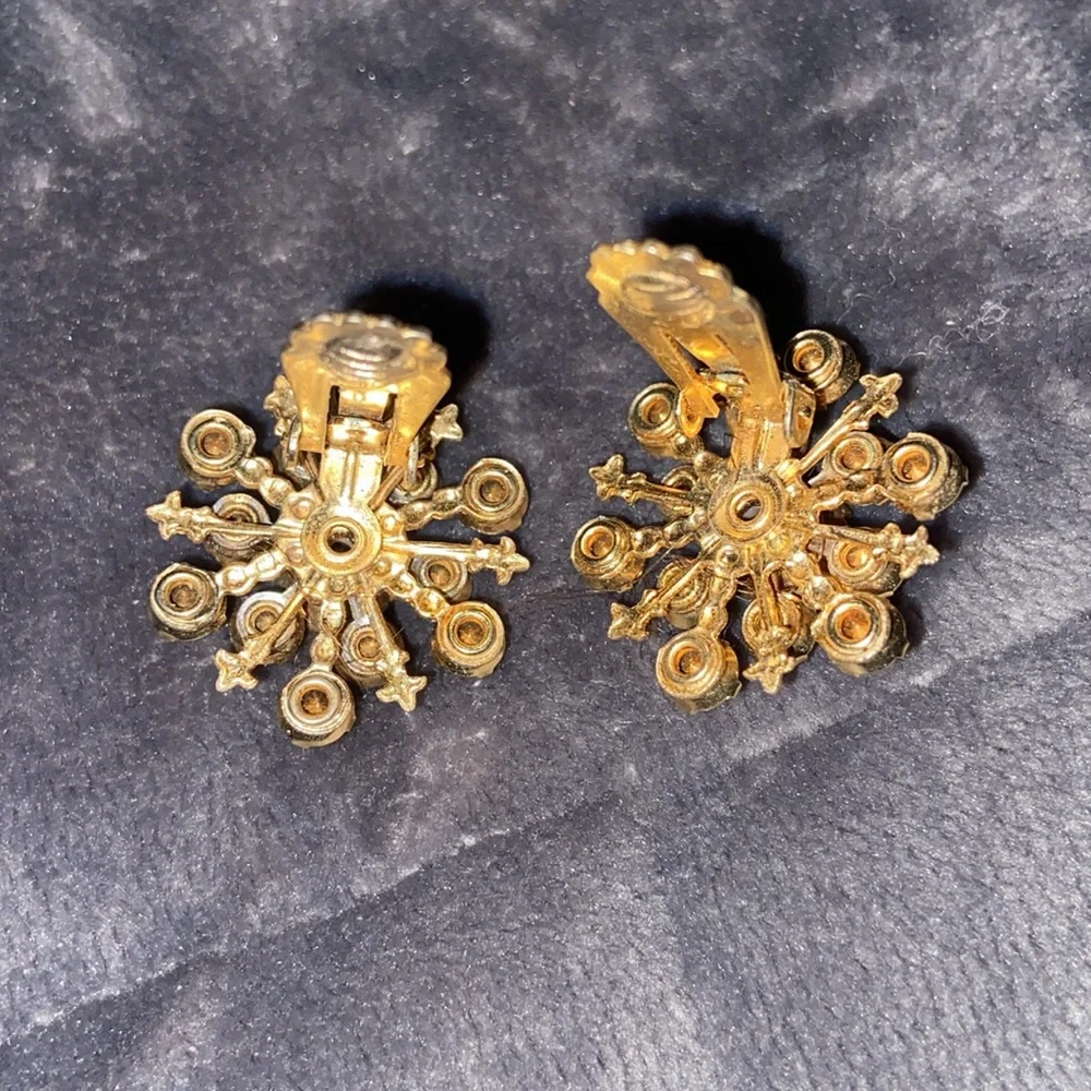 Vintage pink rhinestone and gold toned flower 🌸 clip on earrings - Picture 5 of 11